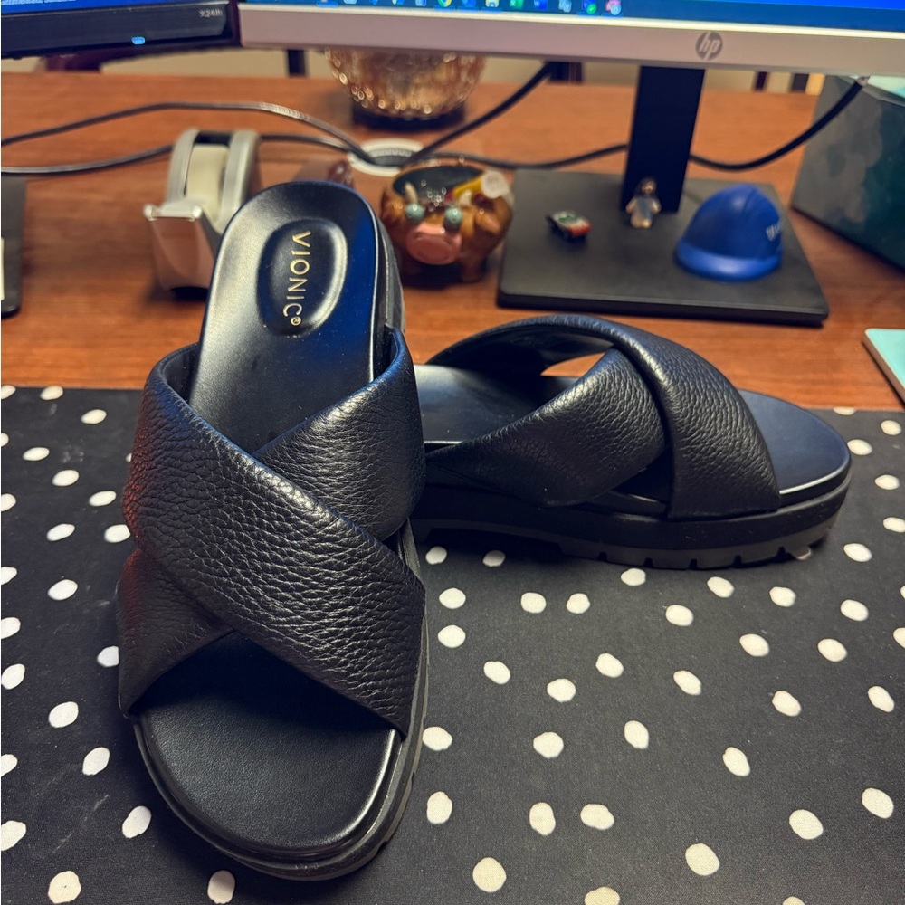 Brand New - Never Worn Vionic Vesta Black Leather Lug Sole Sandals - W11